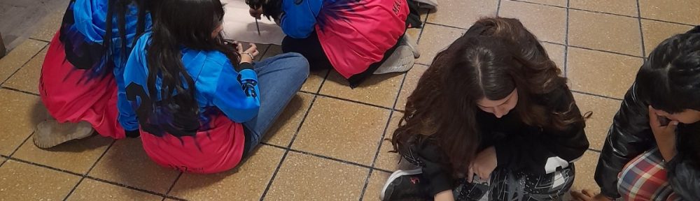 Chicas del colegio realizan actividad sobre Diego Duarte.