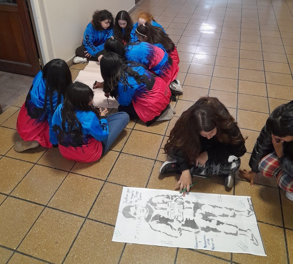 Chicas del colegio realizan actividad sobre Diego Duarte.