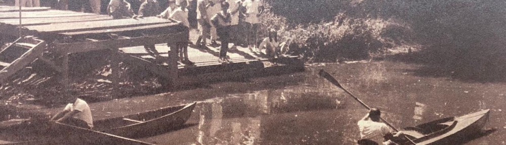 Foto histórica de remeros navegando en el Río Reconquista.