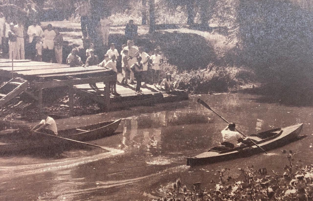 Foto histórica de remeros navegando en el Río Reconquista.