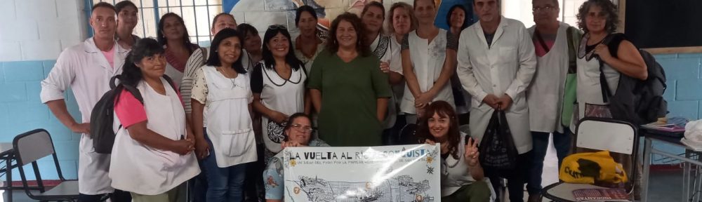 Maestras y maestros de una escuela presentan la actividad de la Valija del Carpincho.