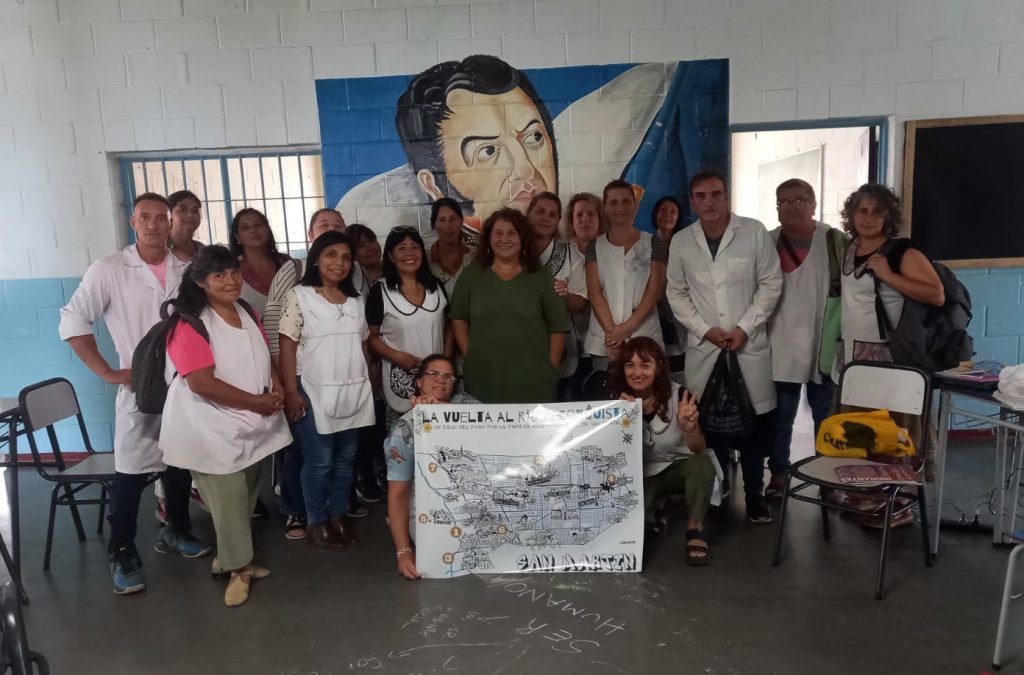Maestras y maestros de una escuela presentan la actividad de la Valija del Carpincho.