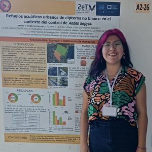 Imagen de perfil de Melisa Gutierrez Cornejo frente a un poster en una presentación.