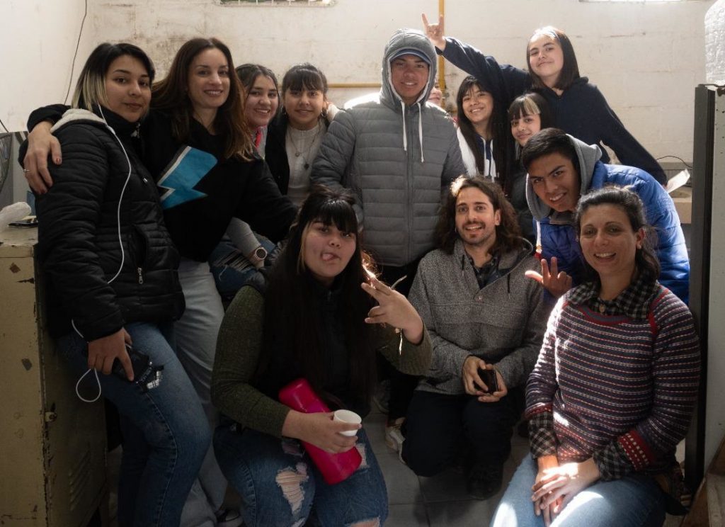Figura 4. Grupo de estudiantes en el laboratorio de la escuela, luego de la grabación del corto Observatorio Ambiental Carcova, producido en colaboración con integrantes del ITED-LICH (Laboratorio de Investigación en Ciencias Humanas de la Escuela de Humanidades de UNSAM) y con edición de la EHyS.